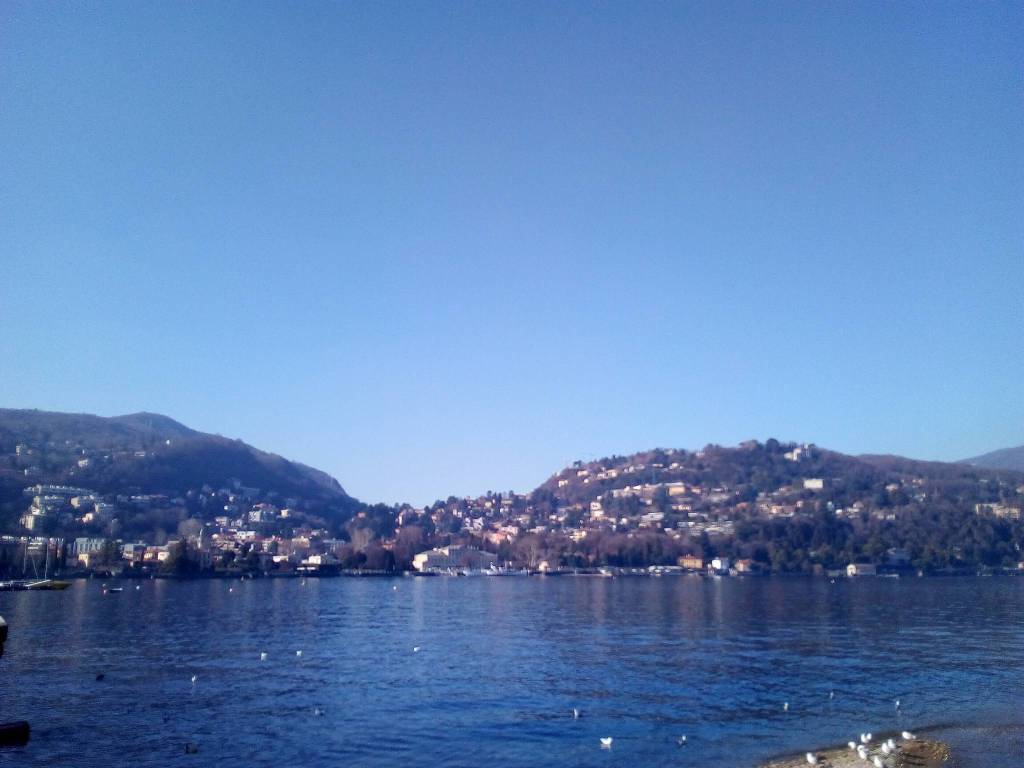 giorni della merla nel comasco, cielo azzurro primo bacino lago