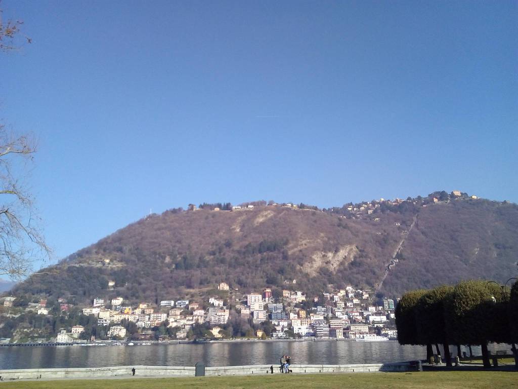 giorni della merla nel comasco, cielo azzurro primo bacino lago