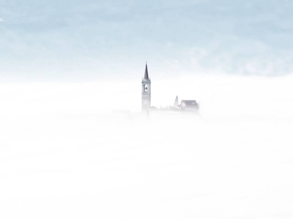 La nebbia di queste ore dà spettacolo in tutto il comasco