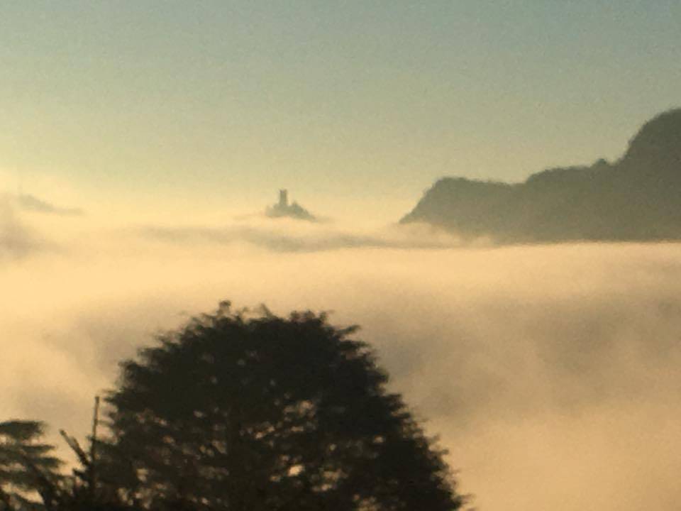 La nebbia di queste ore dà spettacolo in tutto il comasco