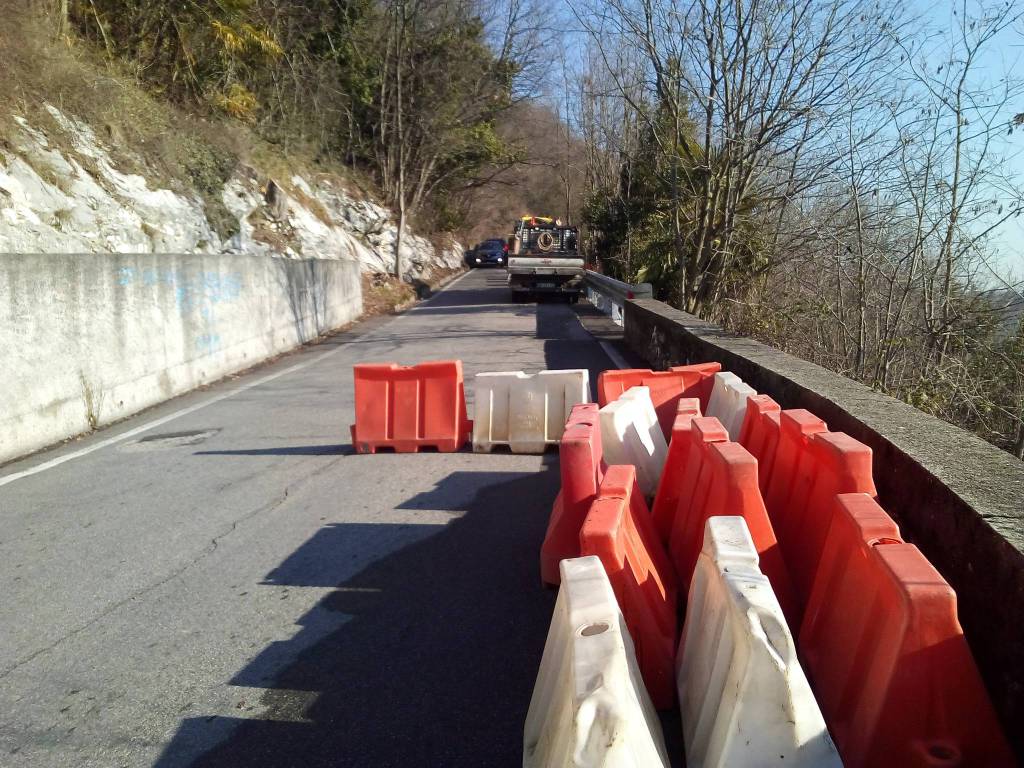 lavori via zampiero camnago volta, senso unico verso como cartelli e cantiere