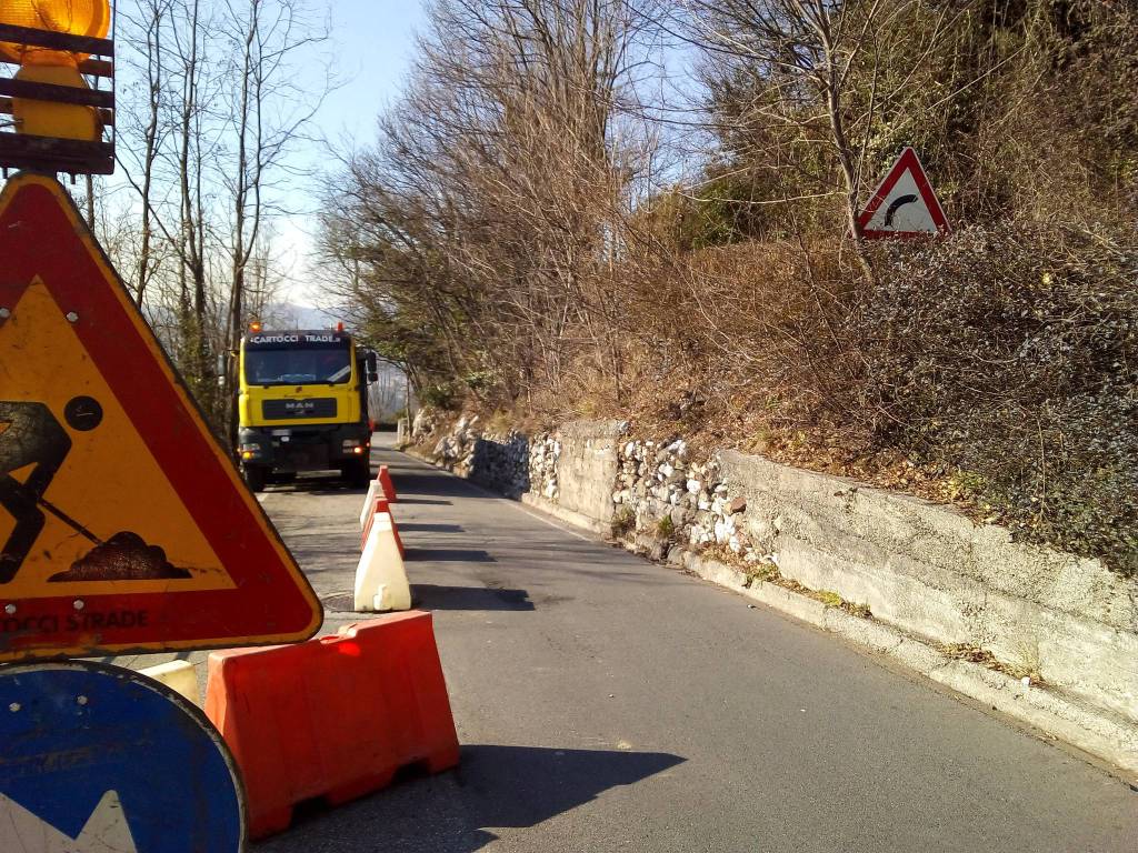 lavori via zampiero camnago volta, senso unico verso como cartelli e cantiere