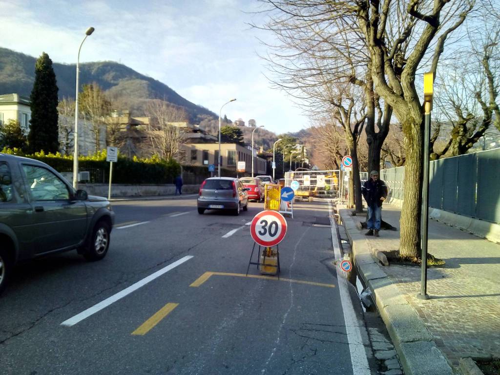 lungolago di como, lavori sistemazione fognatura, corsia chiusa