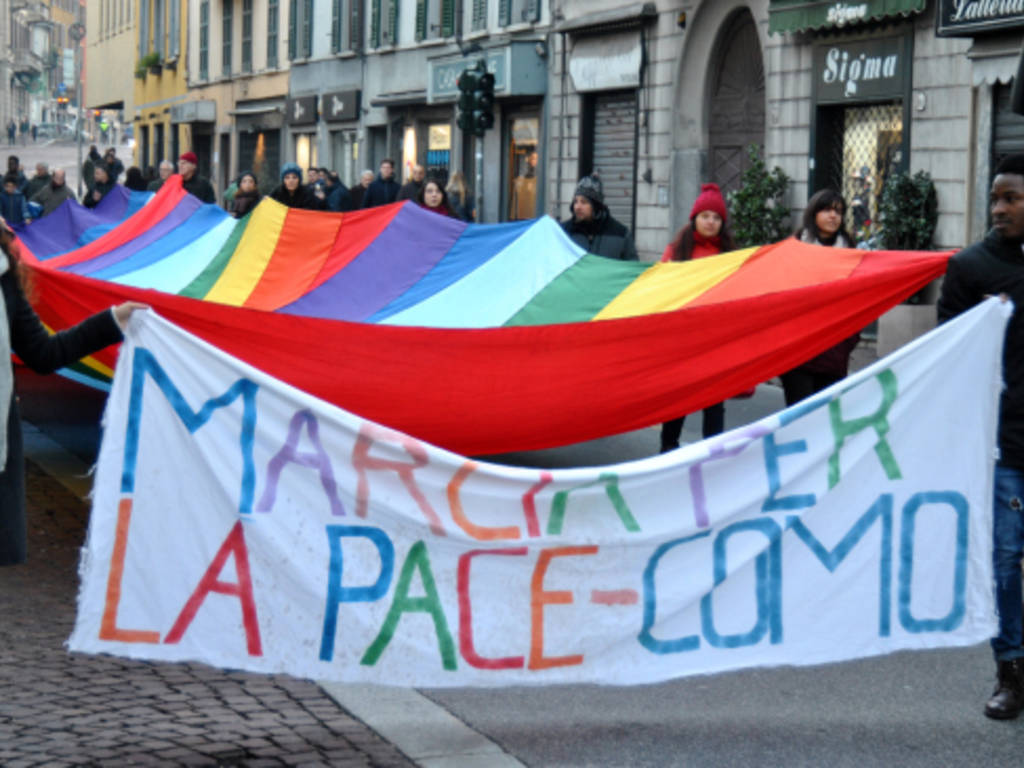 marcia della pace a como con migranti