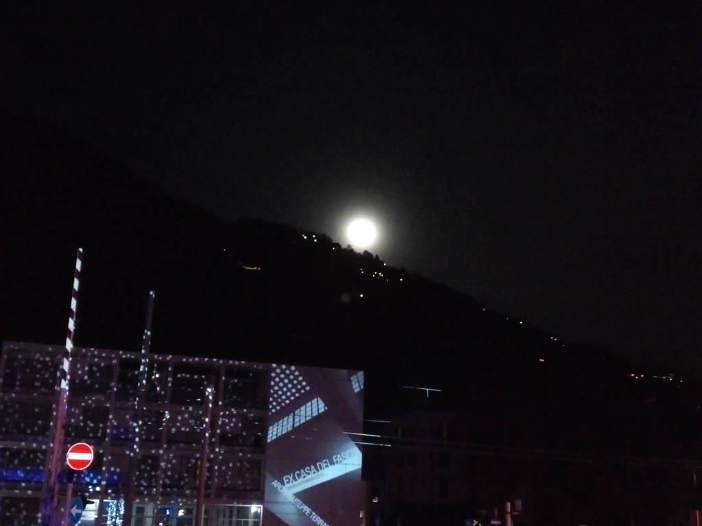 superluna sopra como foto da palazzo terragni