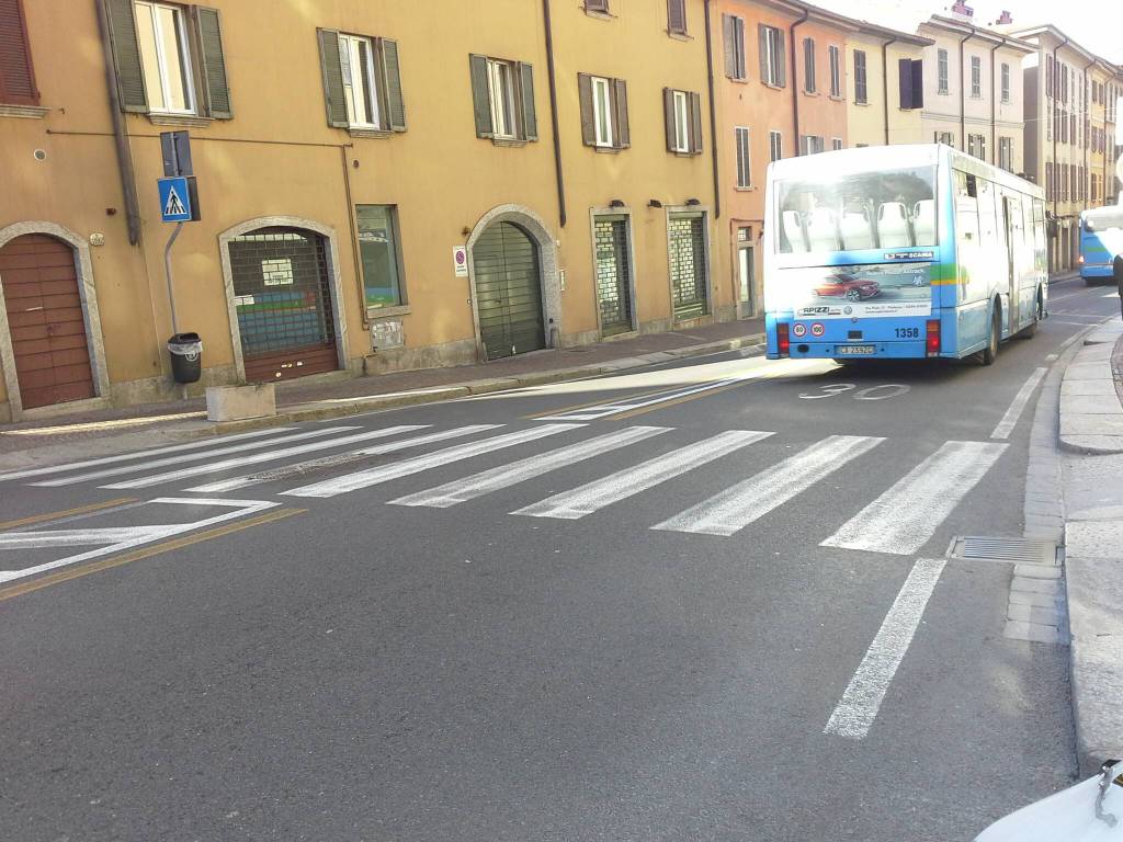 via milano como telecamera per rilevare ingresso, cartello con limitazione