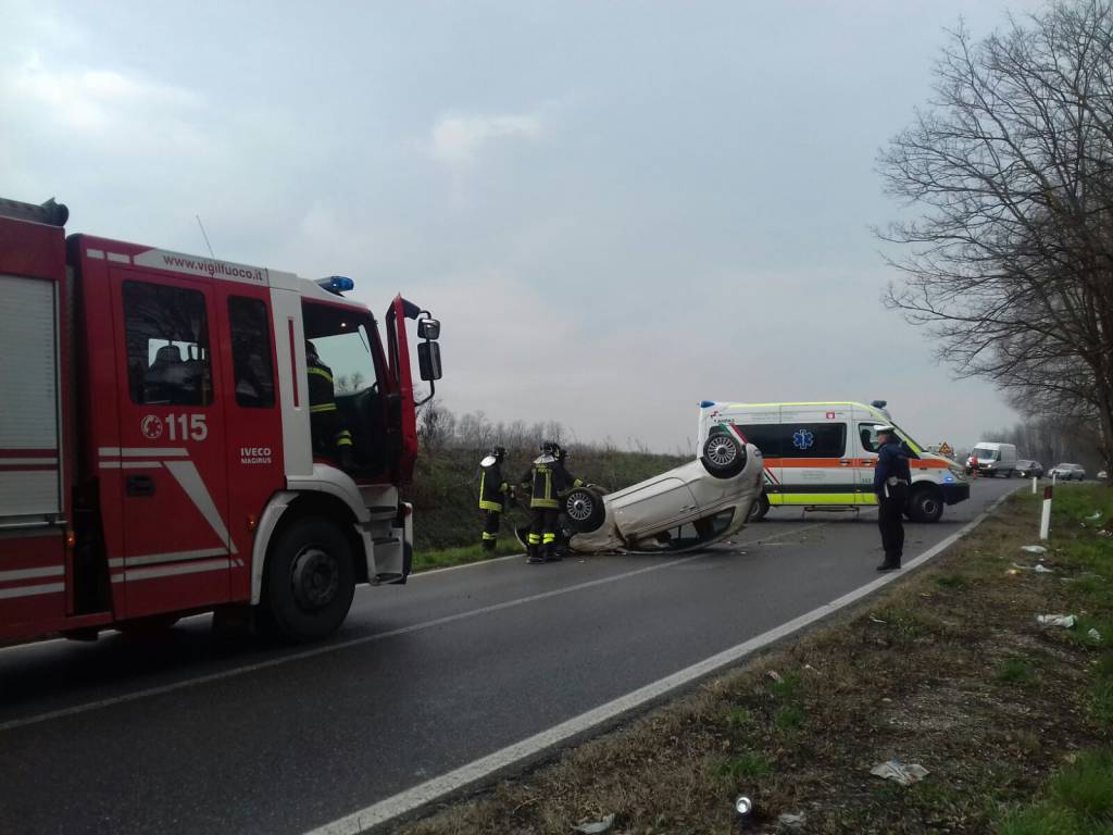 cadorago incidente stradale, auto ribaltata dopo sbandata