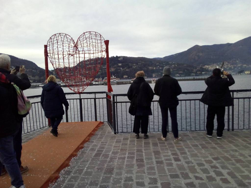 como tutti in fila davanti al grande cuore rosso per una foto ricordo di san valentino