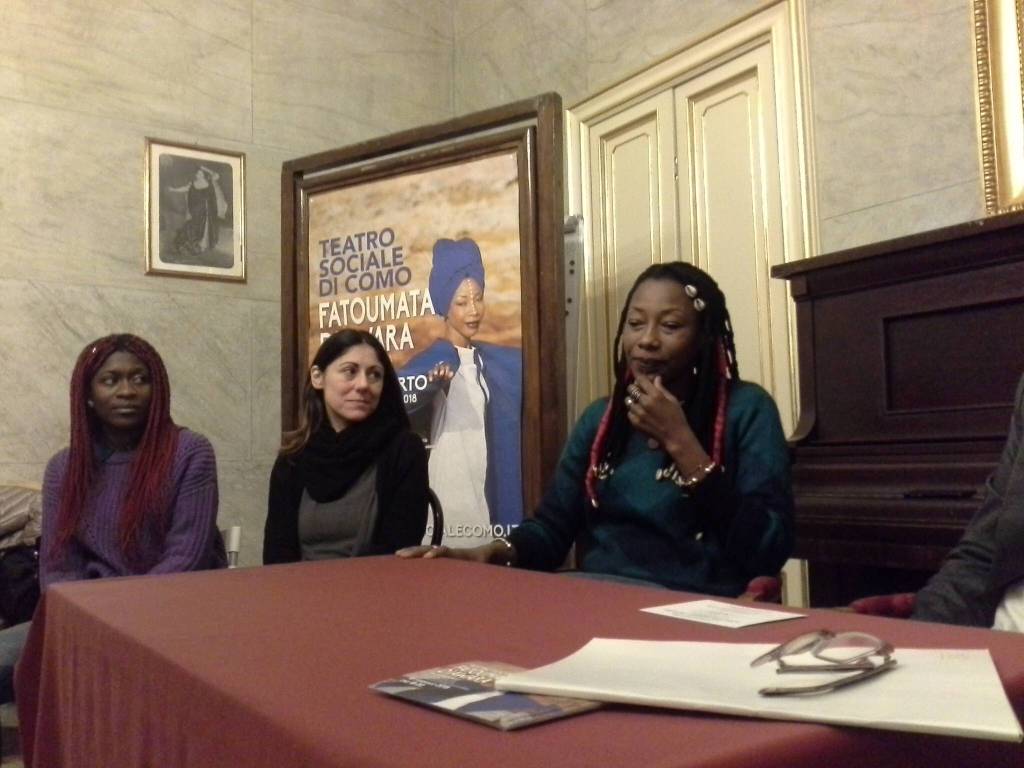 fatoumata diawara presenta a como il suo concerto per data zero del tour mondiale