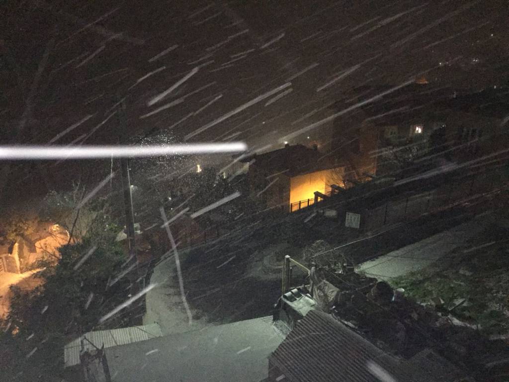 neve e gelo nella notte sul comasco