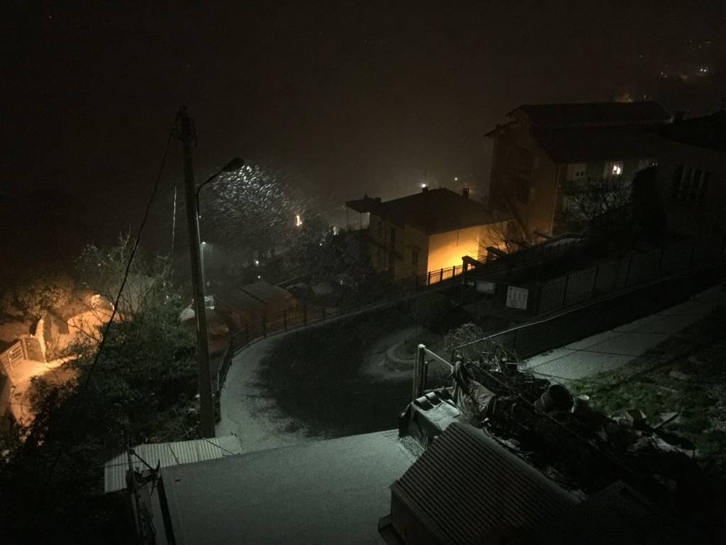 neve e gelo nella notte sul comasco