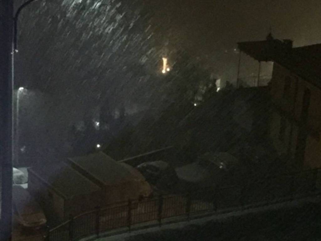 neve e gelo nella notte sul comasco