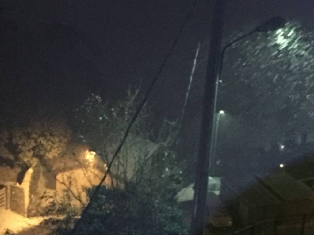 neve e gelo nella notte sul comasco