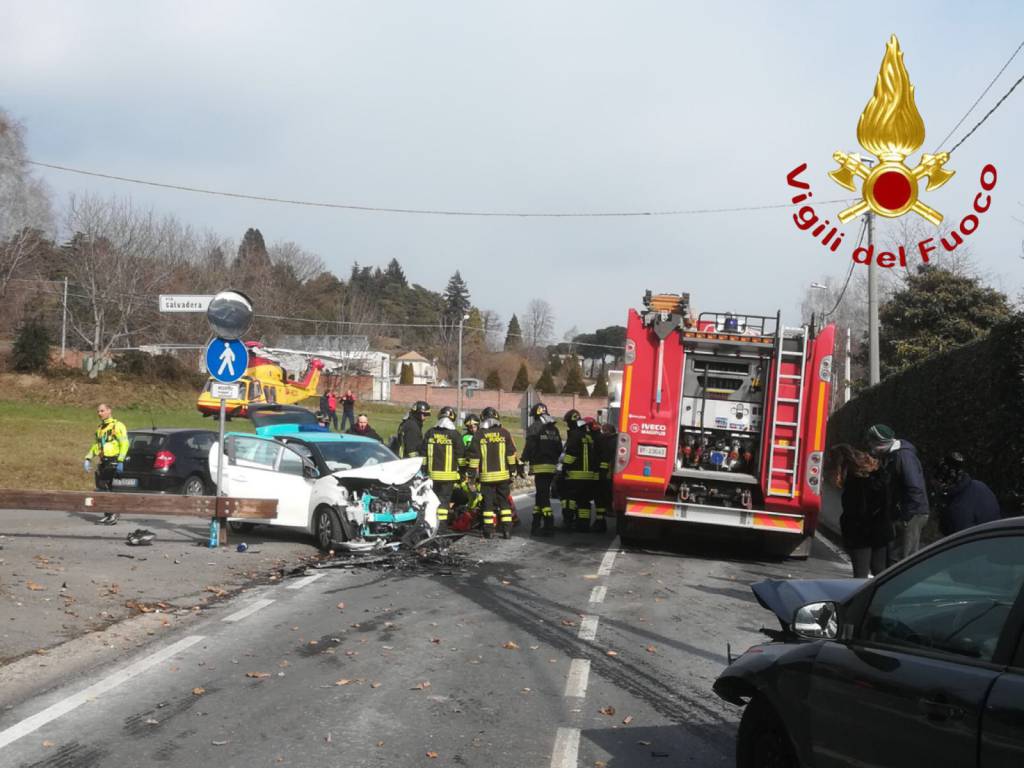 Scontro frontale a Capiago, auto distrutte ed un ferito grave