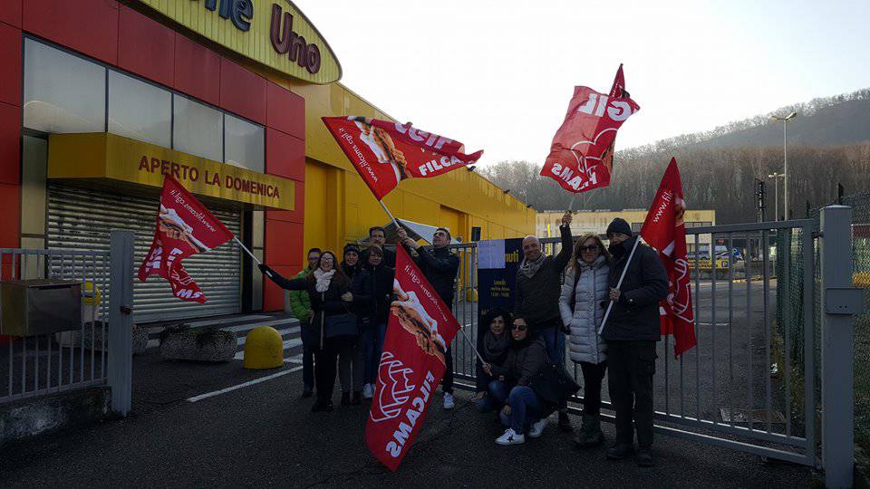 tavernerio protesta dipendenti mercatone esterno ditta