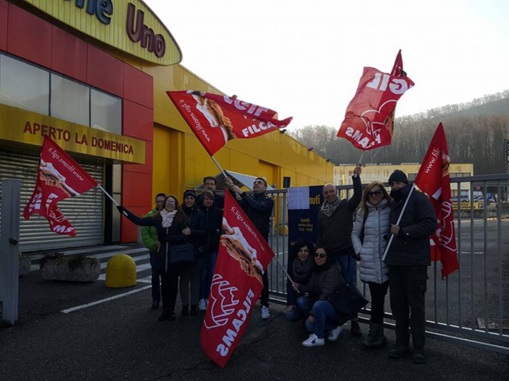 tavernerio protesta dipendenti mercatone esterno ditta