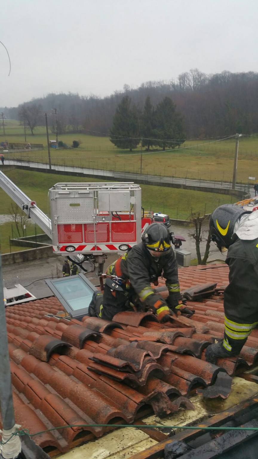Brucia il tetto della casa ad Inverigo: l'intervento dei pompieri