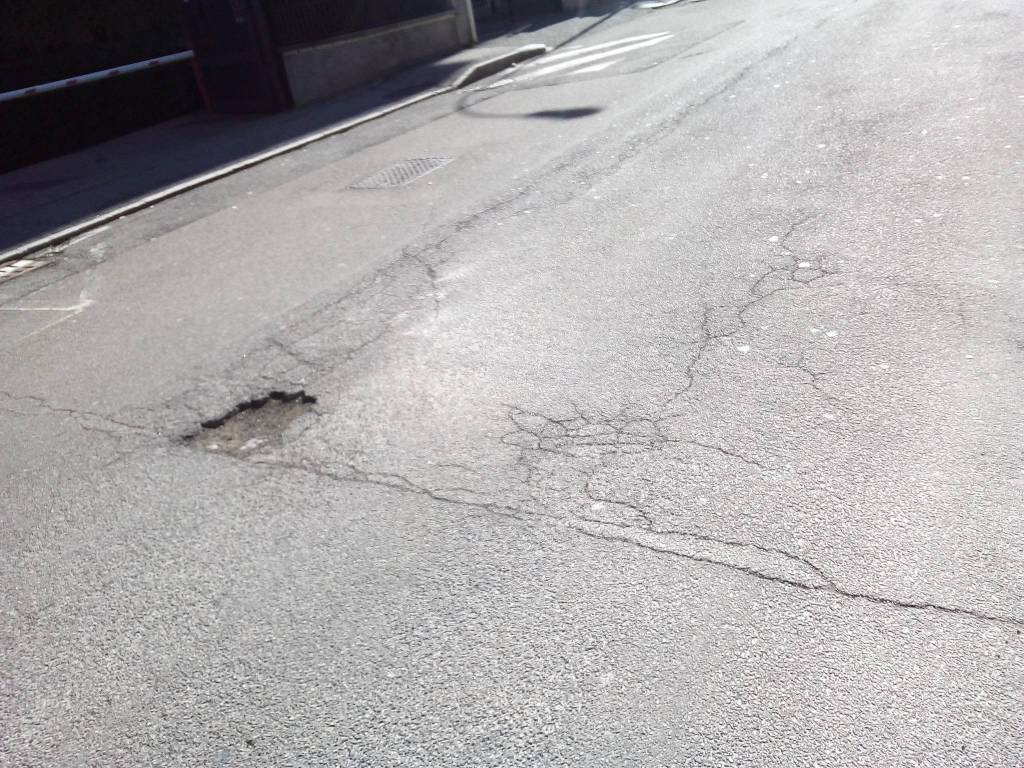 buche strade di como, ecco la situazione in via Mentana  buche e strada rotta