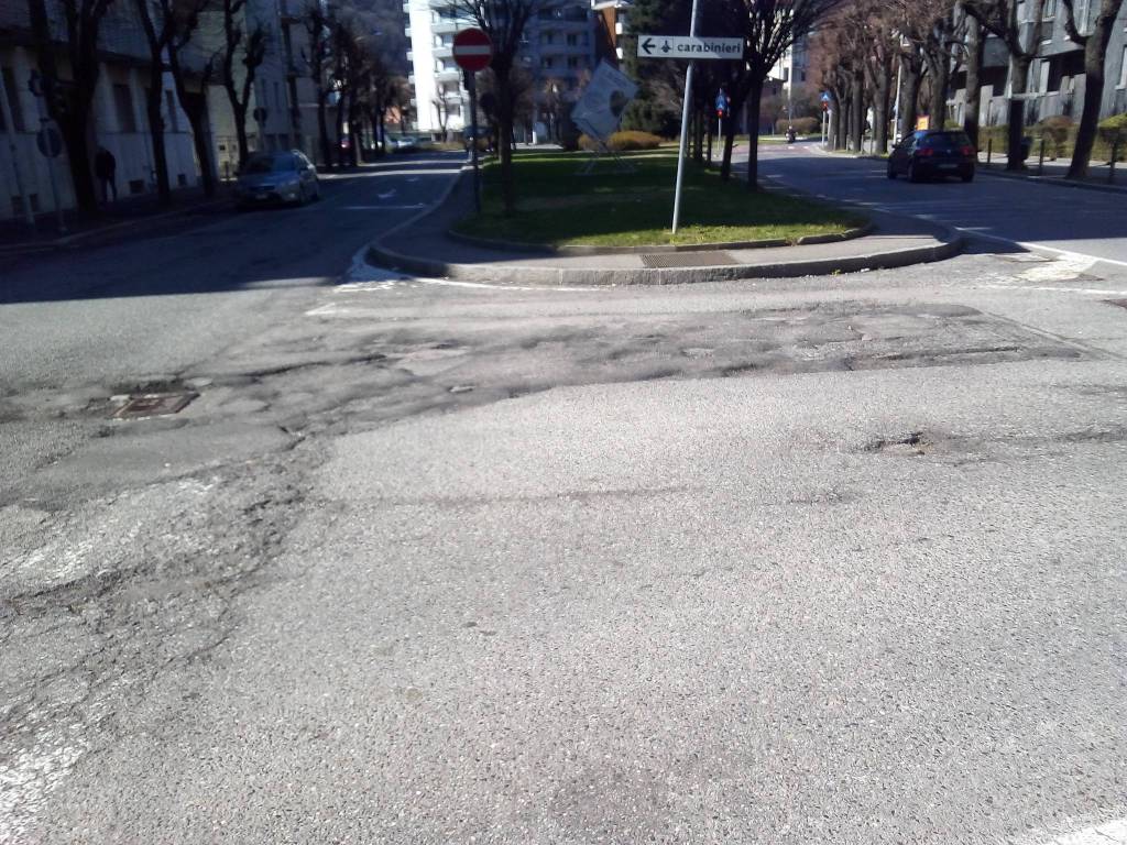 buche strade di como, ecco la situazione in via Mentana  buche e strada rotta