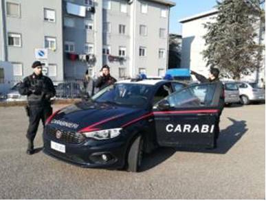 carabinieri alle case popolari di turate scoperta droga controlli