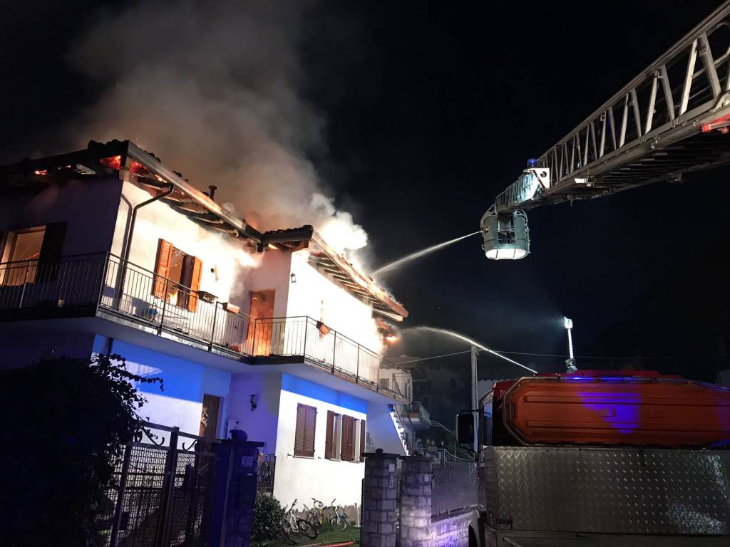 Carlazzo, ecco le immagini del devastante incendio all'abitazione