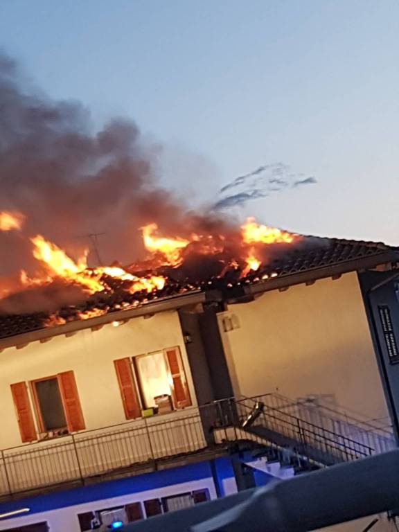 Carlazzo, ecco le immagini del devastante incendio all'abitazione