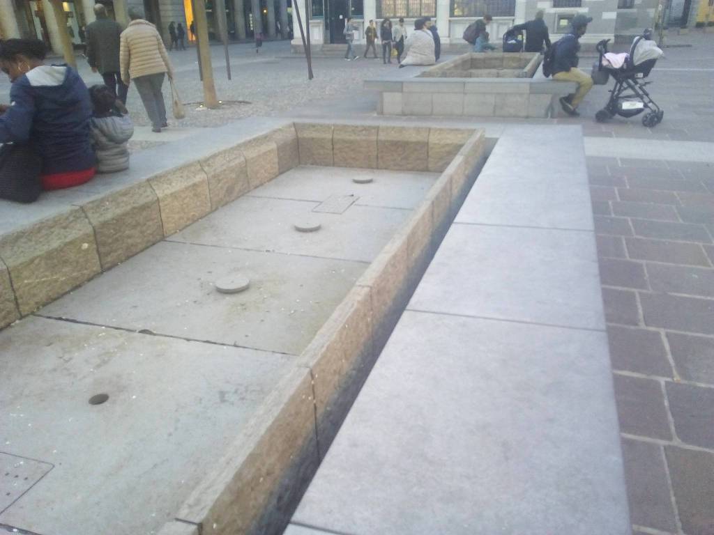 fontana piazza grimoldi a como senza acqua per il gelo