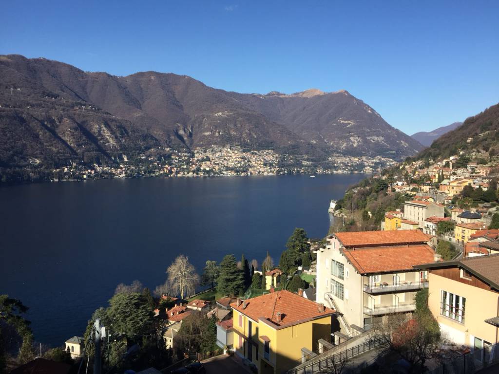 giornata bellissima a como e sul lago cielo sereno nessuna nuvola