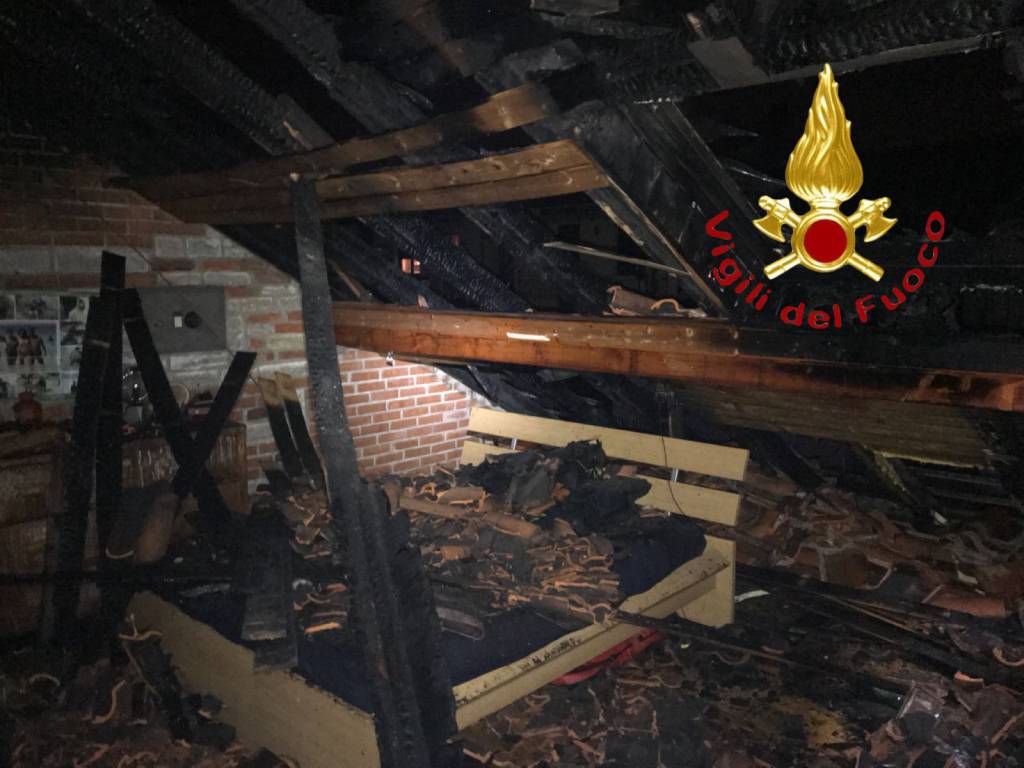 In fiamme i tetti a BIzzarone e Mozzate: danni e spavento