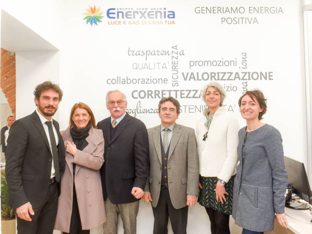 inaugurazione sportello enerxenia a cermenate con sindaco