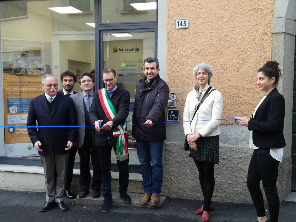 inaugurazione sportello enerxenia a cermenate con sindaco