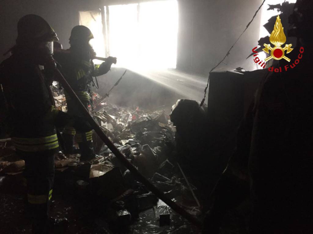 Incendio in ditta a LUrate Caccivio, l'intervento dei pompieri