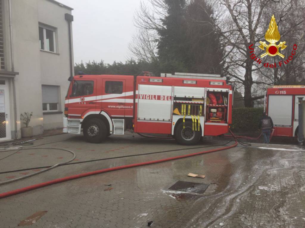 Incendio in ditta a LUrate Caccivio, l'intervento dei pompieri