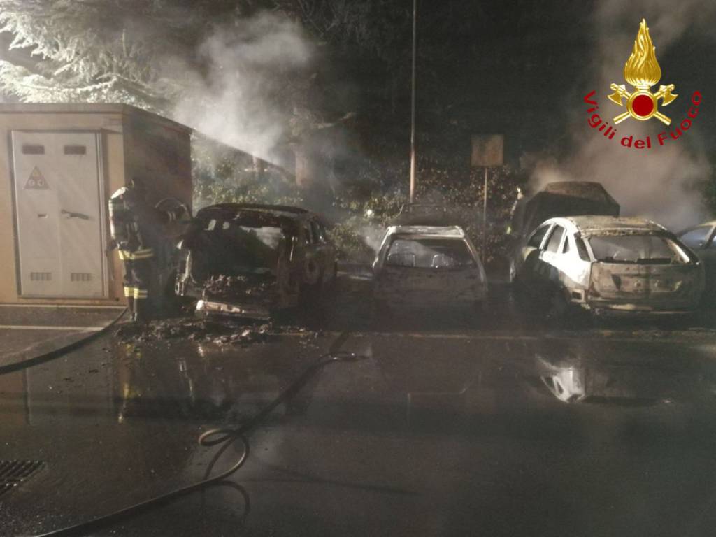 incendio notte auto via vecelio uggiate trevano pompieri