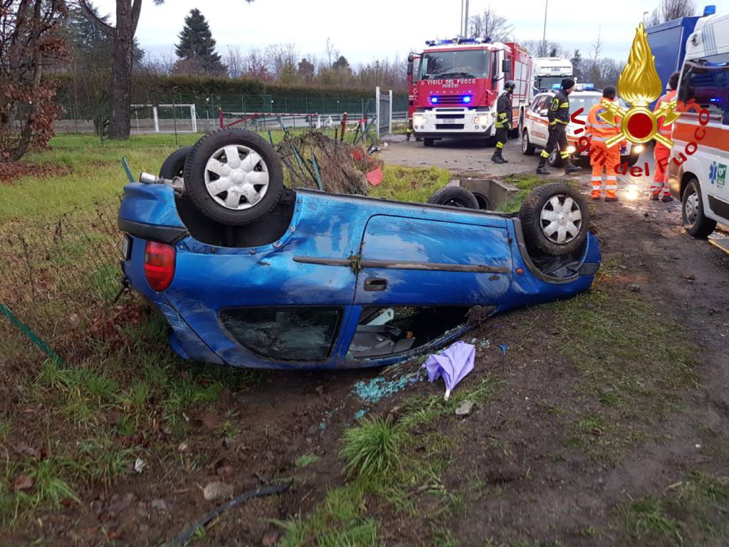 incidente novedratese a mariano, auto ribaltata