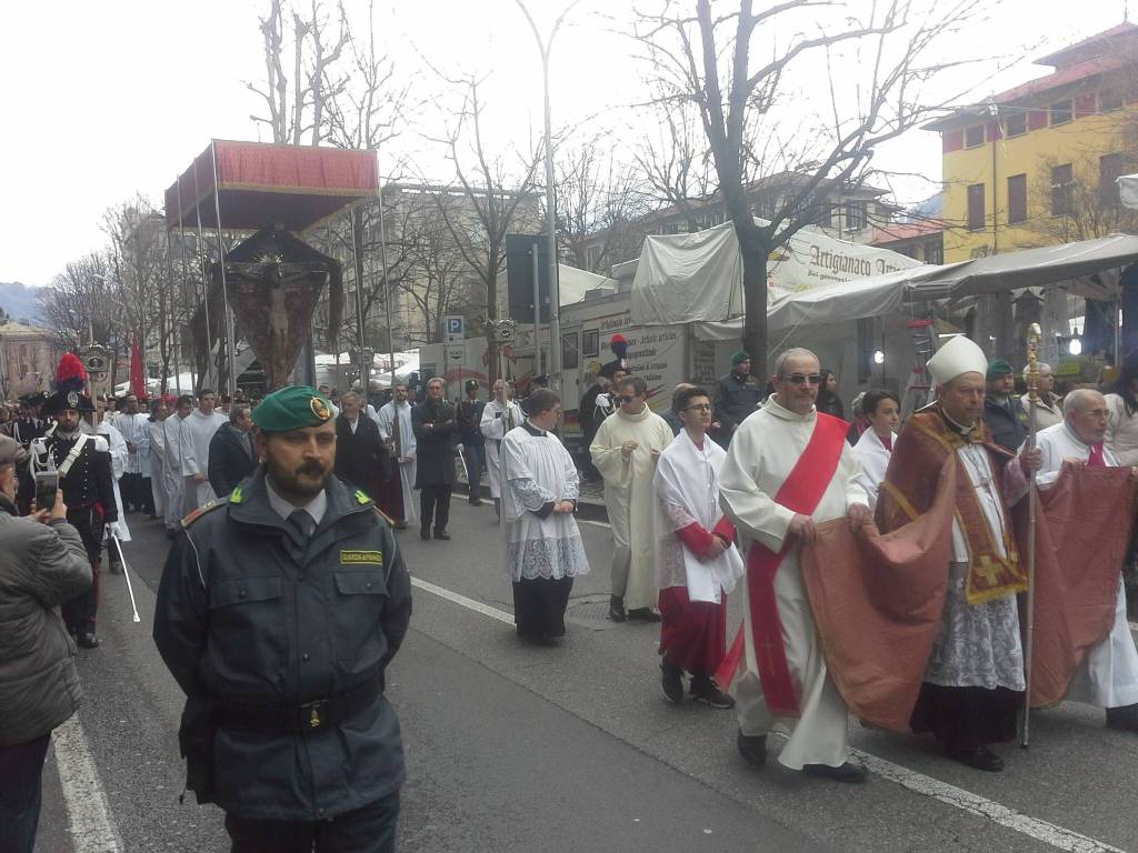 La processione del venerdì santo a Como: in preghiera con il Crocifisso