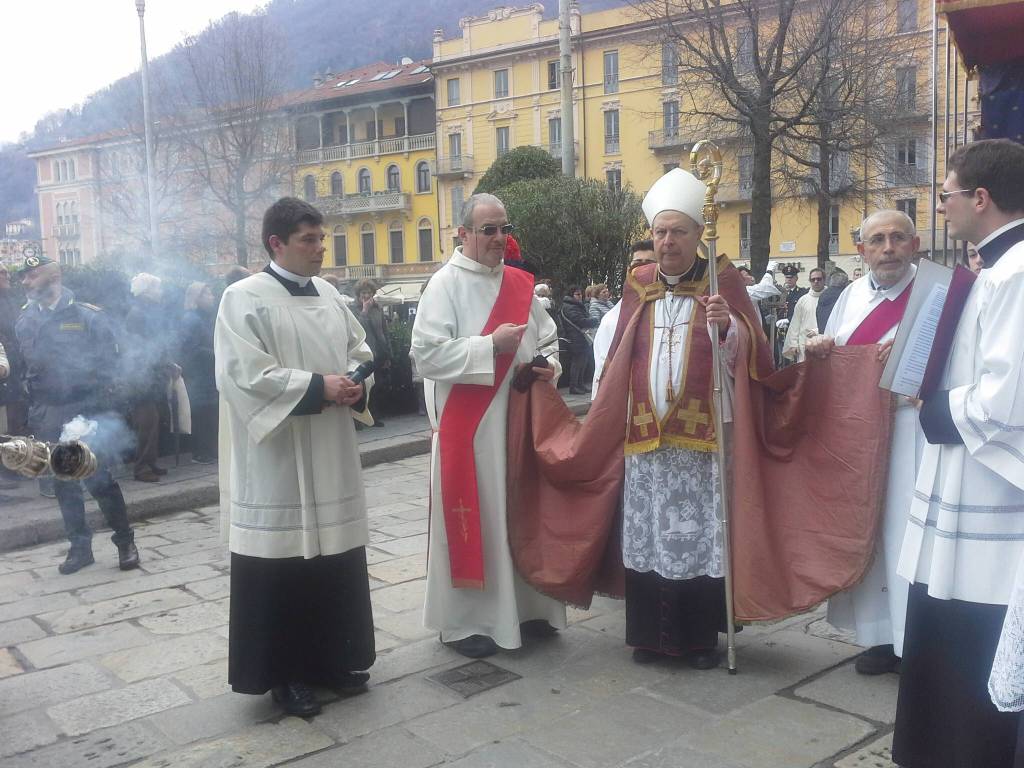 La processione del venerdì santo a Como: in preghiera con il Crocifisso