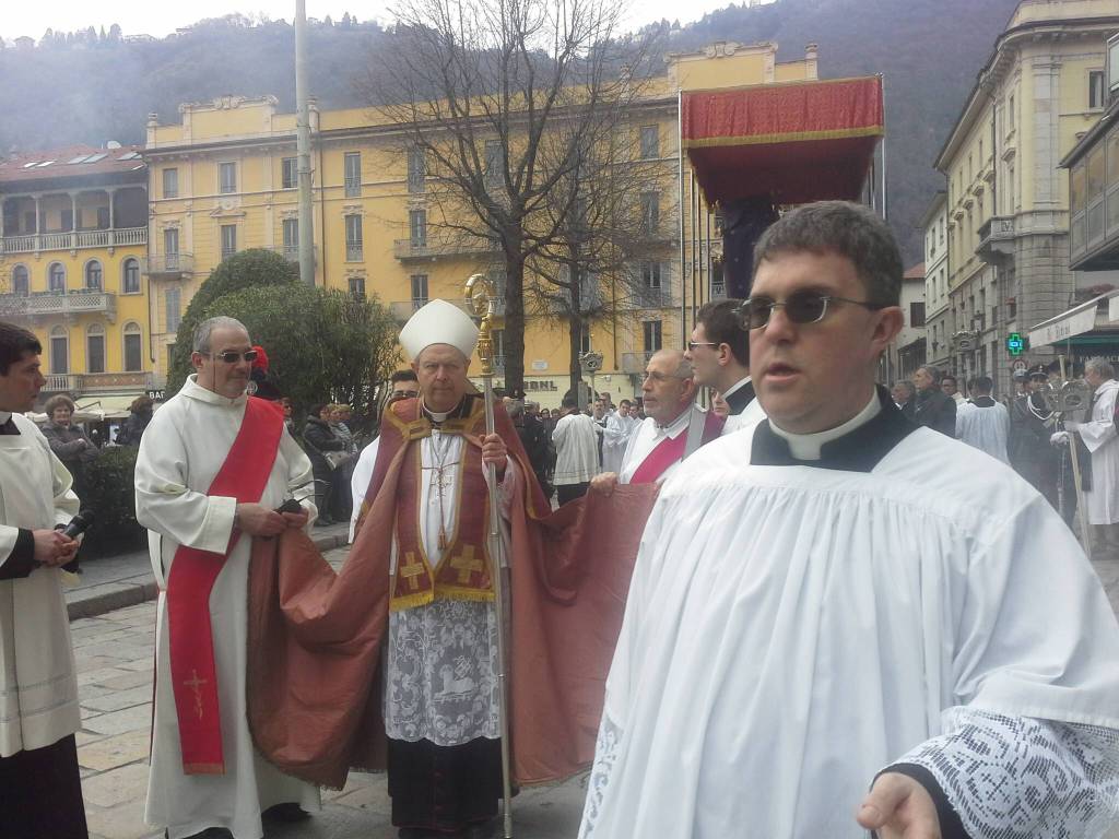 La processione del venerdì santo a Como: in preghiera con il Crocifisso