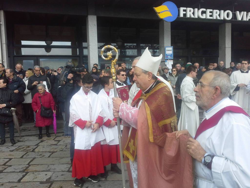 La processione del venerdì santo a Como: in preghiera con il Crocifisso