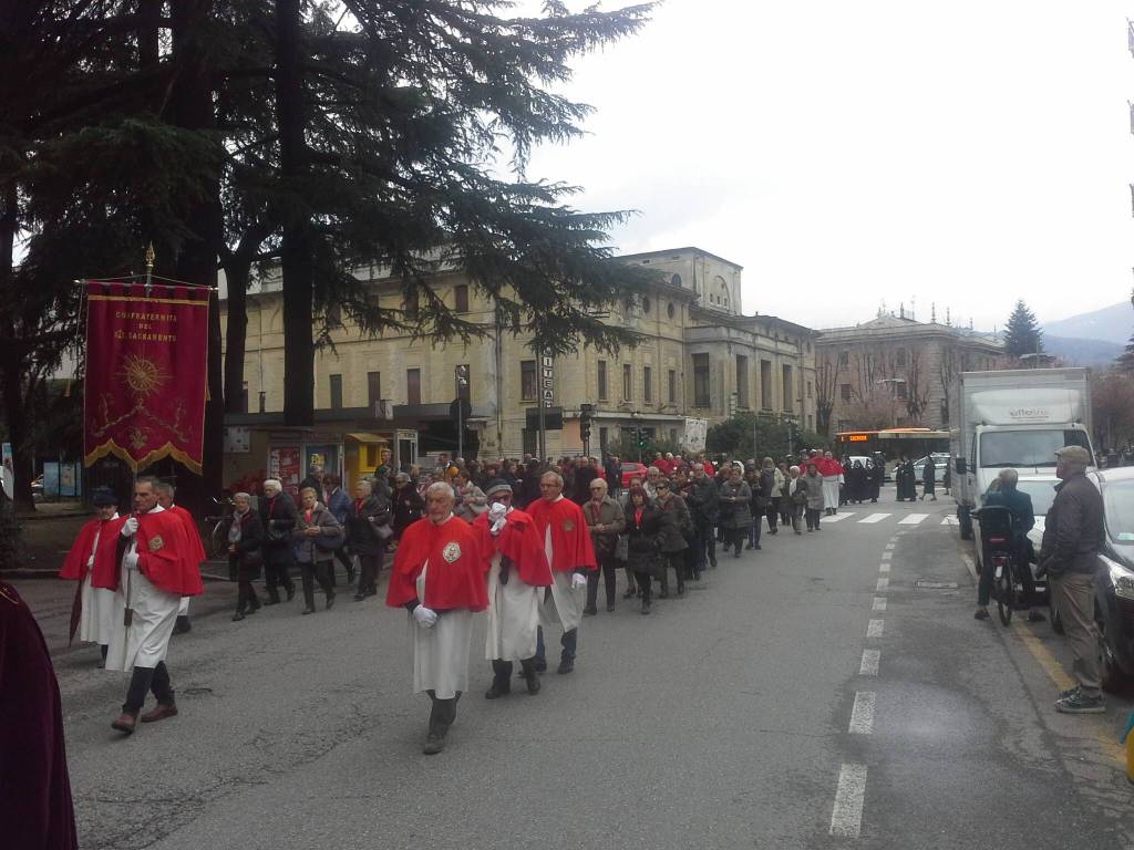 La processione del venerdì santo a Como: in preghiera con il Crocifisso