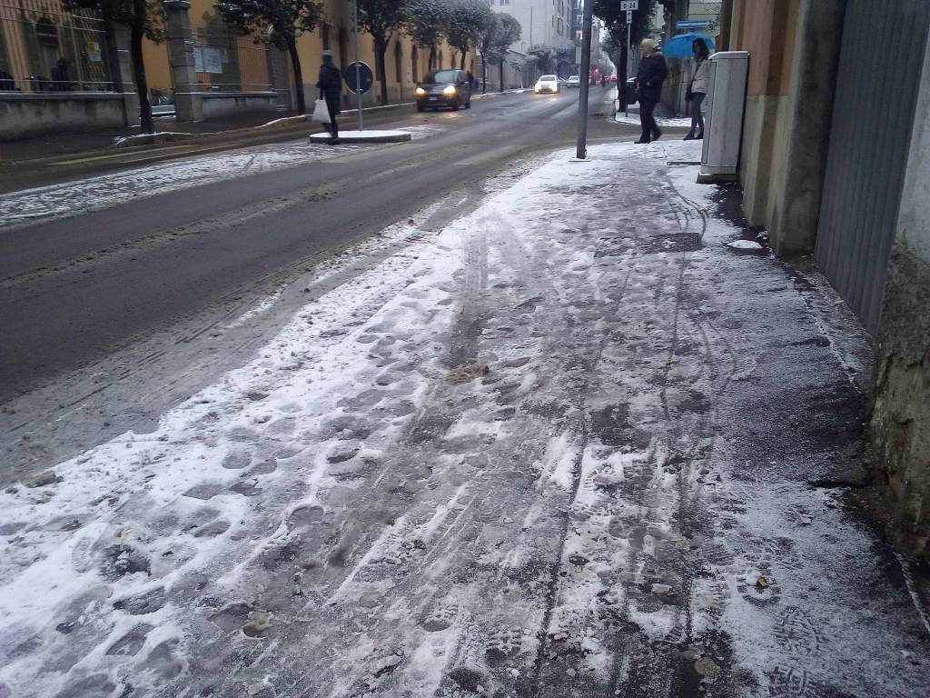 marciapiedi sporchi a como per la neve: tante segnalazioni