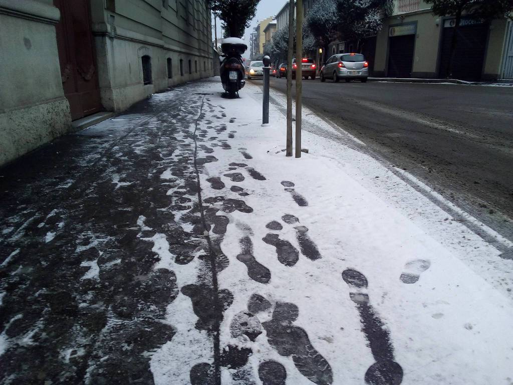 marciapiedi sporchi a como per la neve: tante segnalazioni
