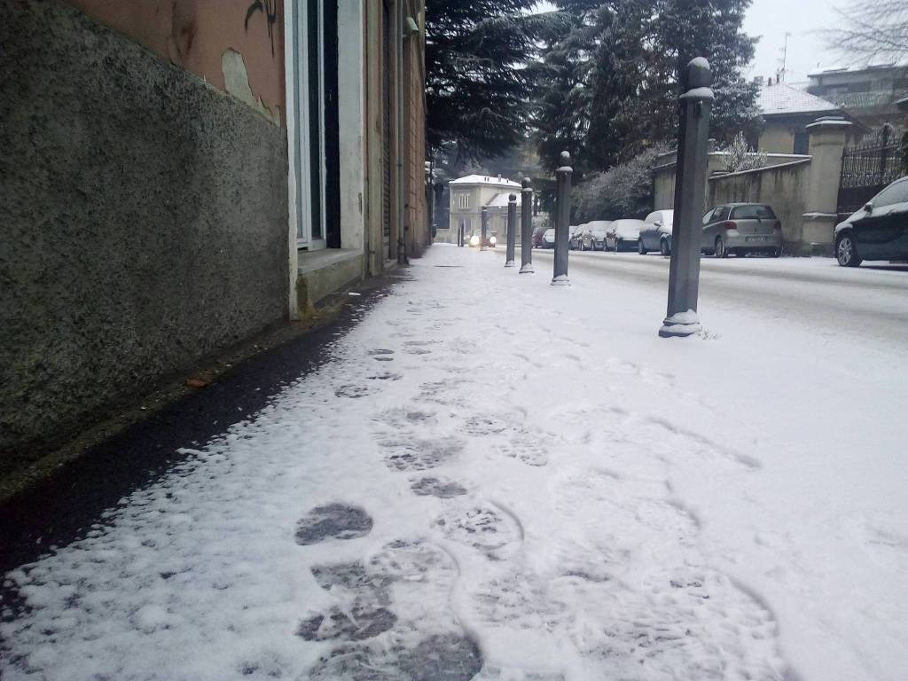 marciapiedi sporchi a como per la neve: tante segnalazioni