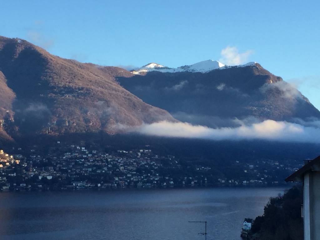 tempo nel comasco oggi bello e neve sui monti scorcio lago