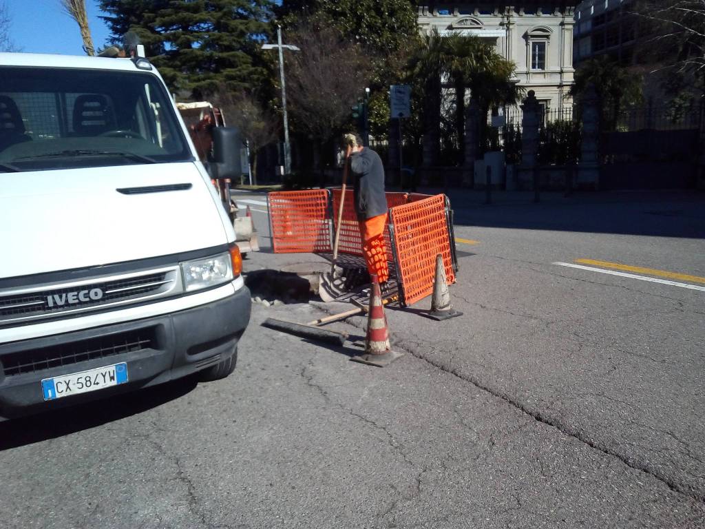 via cavallotti a como si sistema la grossa buca sulla strada