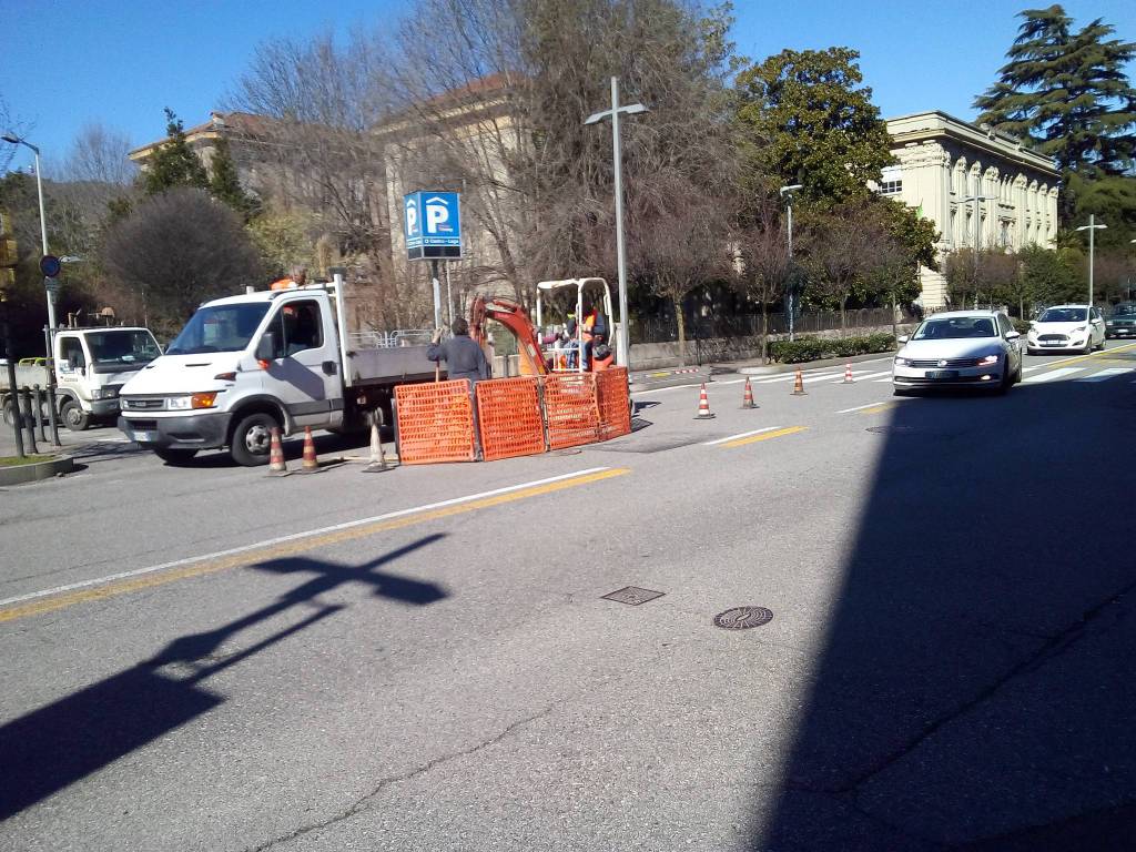 via cavallotti a como si sistema la grossa buca sulla strada