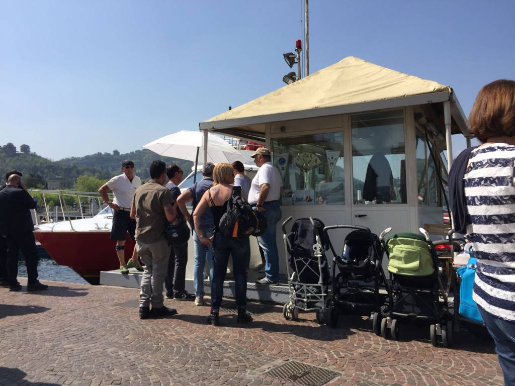 Anche oggi grande pienone di turisti a Como, strade al collasso