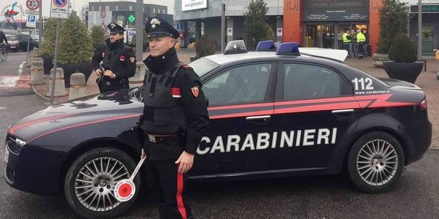 carabinieri cantù fuori da centro commerciale mirabello di cantù