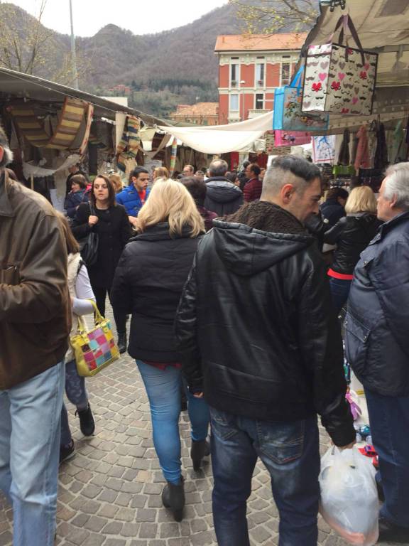 Fiera di Pasqua a Como: la folla e il ritorno delle auto in viale Varese