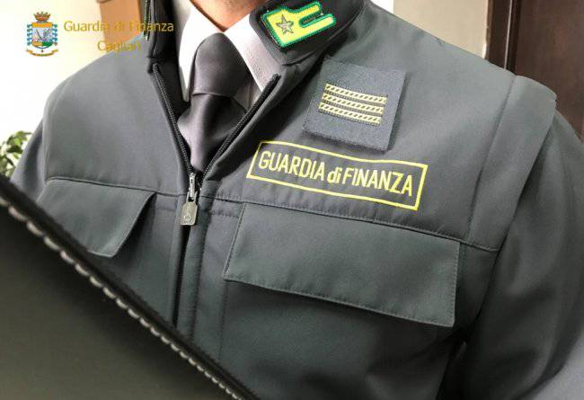 guardia di finanza como generico divisa ed autocertificazione falsa